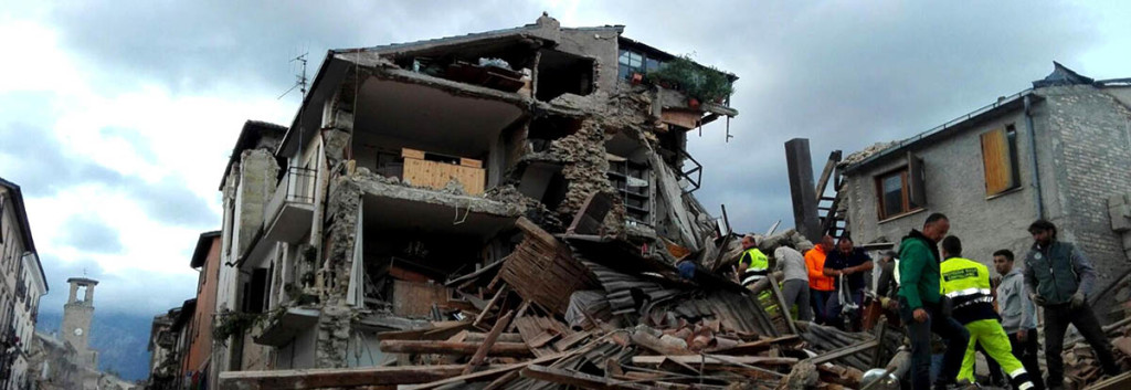 I soccorsi al lavoro ad Amatrice, dopo il sisma che nella notte ha colpito il Centro Italia. Amatrice, 24 agosto 2016. ANSA/ LUCA PROSPERI
